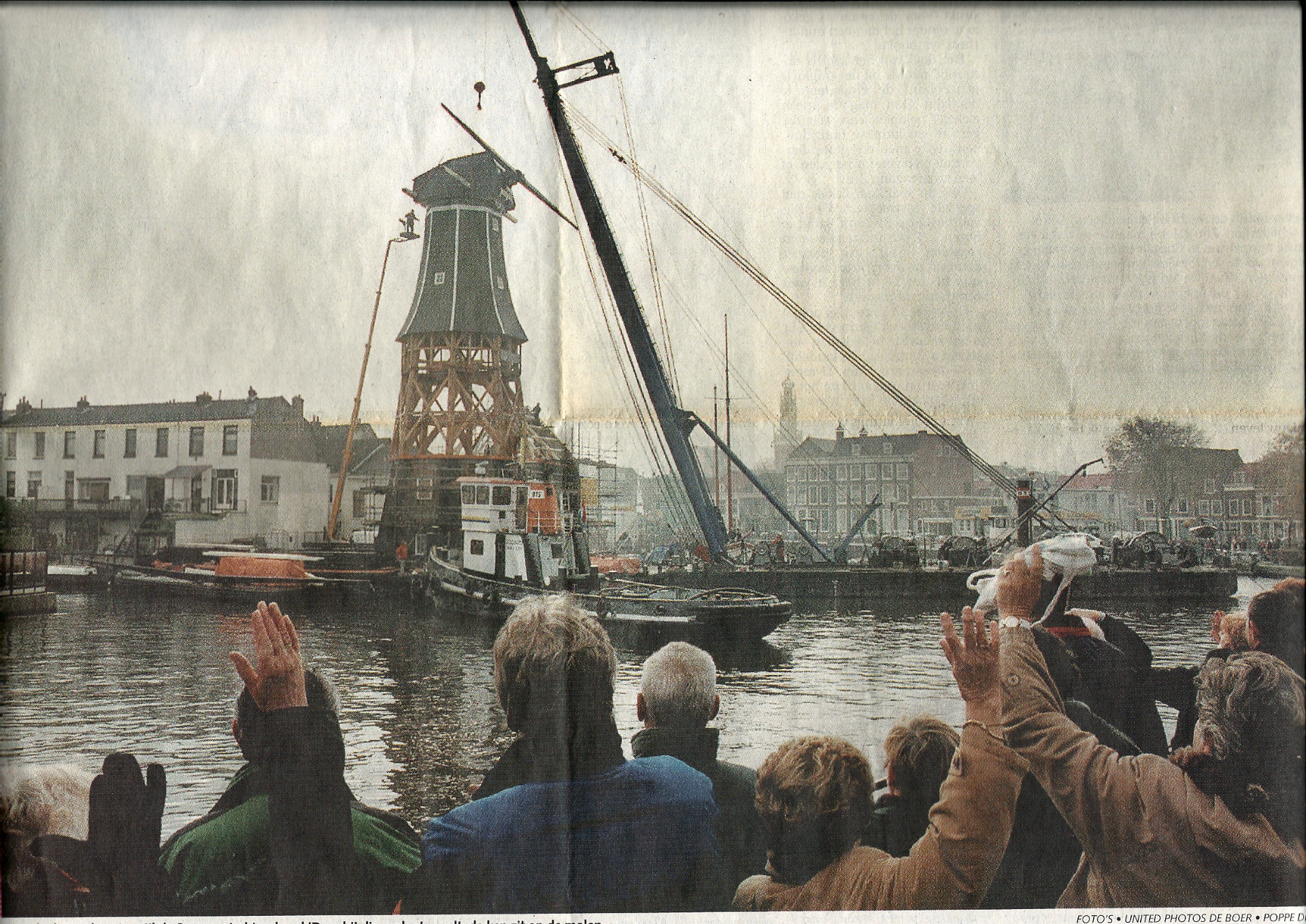 Krantenfoto bij plaatsing nieuwe kap