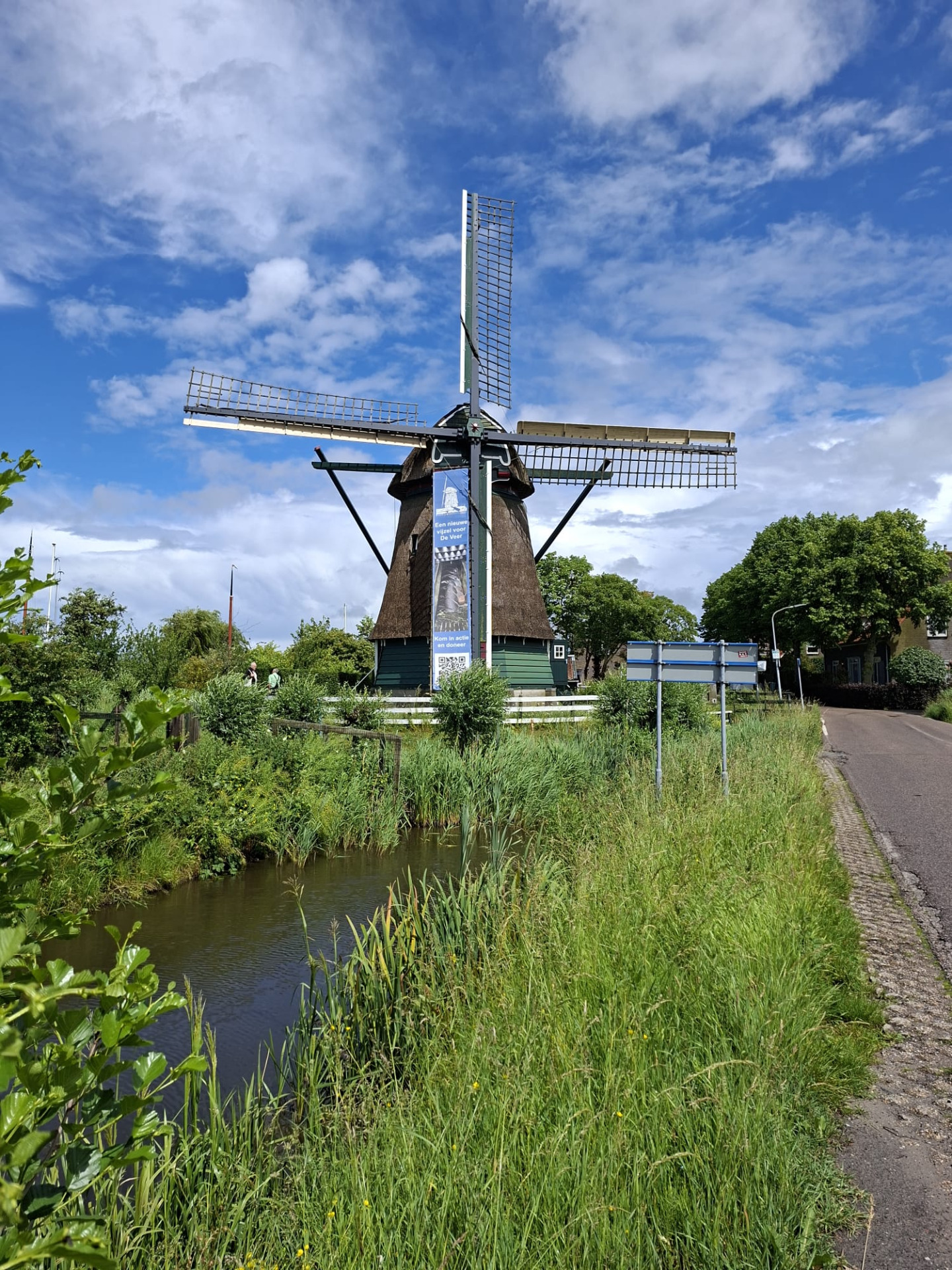 Molen De Veer met actie banner op een van de wieken.